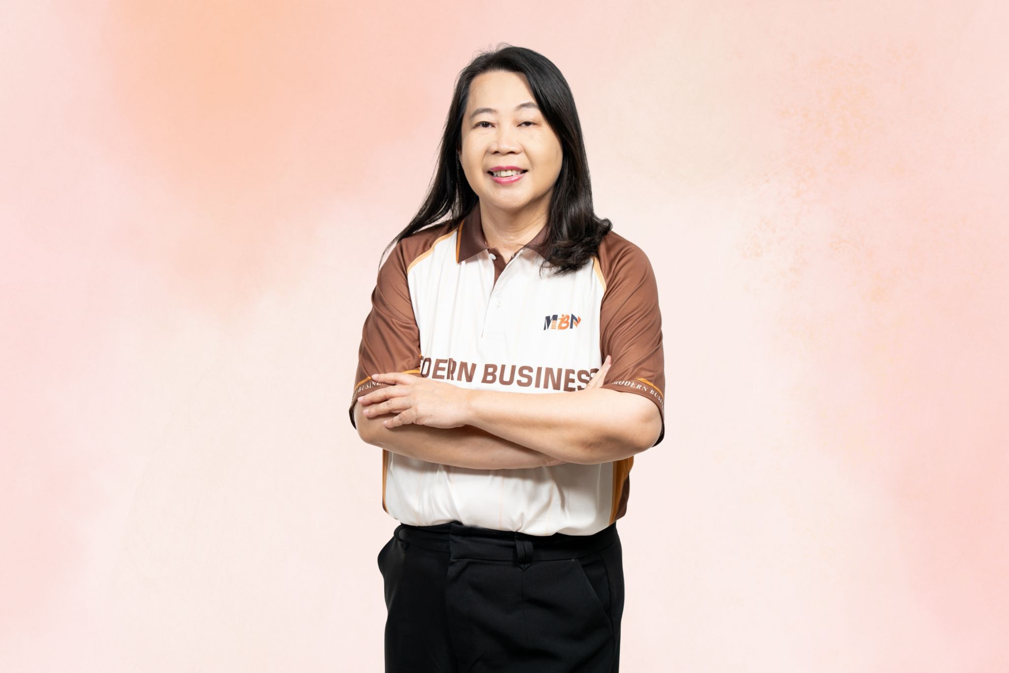 อาจารย์ธันย์นิชา วิโรจน์รุจน์ ประธานหลักสูตร — ประธานสาขาวิชาการจัดการธุรกิจสมัยใหม่ (หลักสูตร 2 ปีต่อเนื่อง)